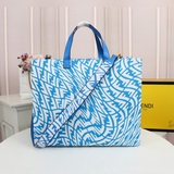 Весенняя и летняя коллекция Fendi Сумка Sunshine Shopper. Обратите внимание на н