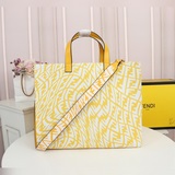 Весенняя и летняя коллекция Fendi Sunshine Shopper. Обратите внимание на названи