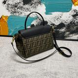 Новейшая модель сумки-багета от Fendi /Versace, представленная на подиуме, уже в