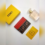 Кошелек Fendi «F is Fendi» имеет внутренний карман и шесть слотов для карт. [Пра