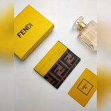 Кошелек Fendi «F is Fendi» имеет внутренний карман и шесть карманов для карт. [П