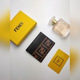 Кошелек Fendi «F is Fendi» имеет внутренний карман и шесть слотов для карт. [Пра