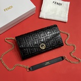 Новая модель от Fendi, сочетание чрезвычайно удобной кожи и классического тиснен