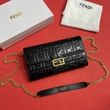 Новая модель от Fendi, сочетание чрезвычайно удобной кожи и классического тиснен