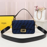 Fendi Подиумные модели Fendi Сумка Baguette Не на плече и не через плечо.