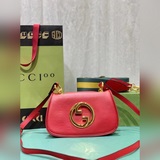 Новая серия сумок Gucci Blondie не только обладает уникальной динамичной эстетик