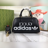 Мини-чемодан из совместной коллекции adidas x Gucci, как adidas x Gucci.