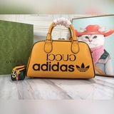 Мини-чемодан из совместной коллекции adidas x Gucci, как adidas x Gucci.