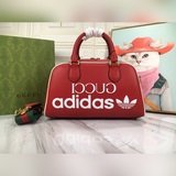 Мини-чемодан из совместной коллекции adidas x Gucci, как adidas x Gucci.