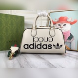 Мини-чемодан из совместной коллекции adidas x Gucci, как adidas x Gucci.