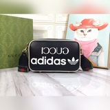 GG, как часть совместной коллекции adidas x Gucci, эта сумка через плечо из сери