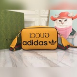 GG является частью совместной коллекции adidas x Gucci. Этот рюкзак Ophidia укра