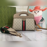 Сумка GG из серии Ophidia в новой коллекции одежды «Gucci Love Parade». GG Supre