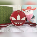 GG является частью совместной коллекции adidas x Gucci. Этот рюкзак Ophidia укра