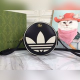 GG является частью совместной коллекции adidas x Gucci. Этот рюкзак Ophidia укра