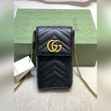 Чехол для iPhone из серии GG Marmont. Серия «Aria — модные арии» от Gucci продол