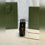 Мини-сумка для телефона Marmont изготовлена из стеганой кожи и имеет уникальный 