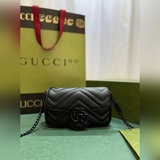 Черная застежка GG Marmont Mini. Мягкая кожа подчеркивает текстуру, и эта сумка 