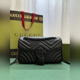 Черная сумка GG Marmont Mini из мягкой кожи подчеркивает ее качество и привлекае