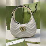 Мини-сумочка GG Marmont в форме полумесяца из белой кожи с V-образным стеганым у