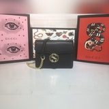 В 2018 году в моде красный цвет. Ранее Gucci выпускала известную сумку в форме к