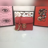 В 2018 году в моде красный цвет. Ранее Gucci выпускала известную сумку в форме к