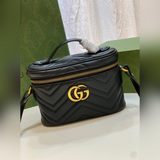 Средняя косметичка из серии GG Marmont. Серия «Aria» от Gucci продолжает смело э