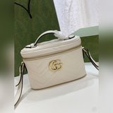 Средняя косметичка из серии GG Marmont. Серия Aria от Gucci продолжает смело экс