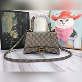 Оригинальная сумка The Hacker Project с песочными часами от Gucci x Balencia.