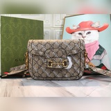 0Gucci> xBalenciaga совместная модель сумки-седла ~ на весенне-летнем показе 