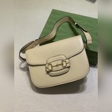 Новый цвет： овсяный! Сумка Gucci 1955 Horsebit Bag с застежкой в виде конской уз