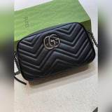 Сумка для фотоаппарата GG Marmont проста, но стильна, а кожаный ремень добавляет