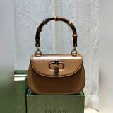 Бамбуковый узел символизирует непрерывное развитие дизайна Gucci. Ручка этой сум
