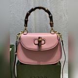 Бамбуковый узел символизирует непрерывное развитие дизайна Gucci. Ручка этой сум