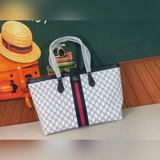 631685 Новая коллекция одежды «Gucci Love Parade» открыла показ мод на бульваре 