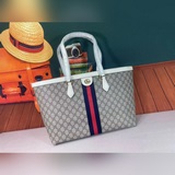 631685 Новая коллекция одежды «Gucci Love Parade» открыла показ мод на бульваре 