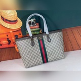 631685 Новая коллекция одежды «Gucci Love Parade» открыла показ мод на бульваре 