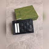 Новая модель, представленная на официальном сайте, с несколькими карманами, была