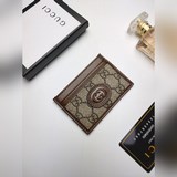 [Роза] Этот карточный держатель от Gucci украшен фирменным логотипом в различных