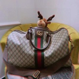 Дорожная сумка с замком. Дорожная сумка из кожи с логотипом Gucci, вдохновленная