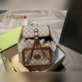Знаковый символ бренда в виде перекрещивающихся ремней и кожаные детали делают э