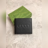 Новая серия кожаных изделий высшего качества с логотипом Gucci. Короткий кошелек