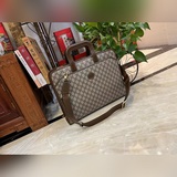 GG Supreme Canvas является классическим материалом бренда, который не теряет сво