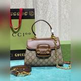 Сумка Gucci Horsebit 1955, как и все сумки Gucci Horsebit, отличается классическ