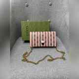 Новые кошельки Gucci с полосками в стиле трости пронизывают коллекцию «Gucci Lov