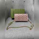 Новые кошельки Gucci с полосками в стиле трости пронизывают коллекцию «Gucci Lov