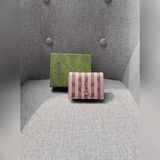 Новые кошельки Gucci с полосками в стиле трости пронизывают коллекцию «Gucci Lov