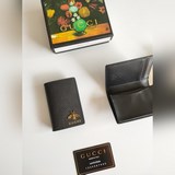 Складной карточный чехол Gucci с яркими металлическими деталями в виде пчел. Изг