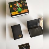 Складной картодержатель Gucci с яркой металлической фурнитурой с двойным логотип