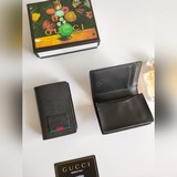 Складной держатель для карт Gucci с яркой эмблемой и тисненым логотипом. Изготов